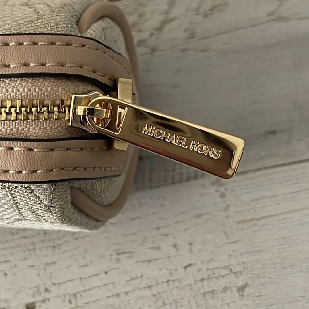 NWOT Michael Kors Zooey Micro Barrel Pouch.